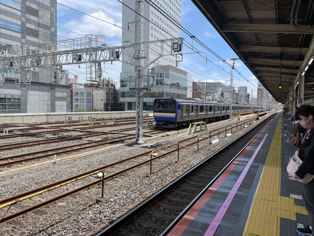 錦糸町駅の留置線にいるE235系。列車番号は9000番台表示となっている
